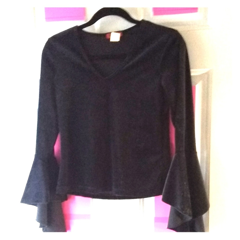 EUC👚Exaggerated Bell Sleeve Black Velvet Goth Top
